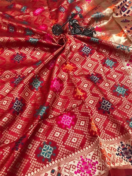Pretty Look Banarasi Silk Saree with Gold zari Meenakari Design